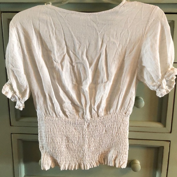 Neutral Summer Top with Puff Sleeve - Picture 3 of 4